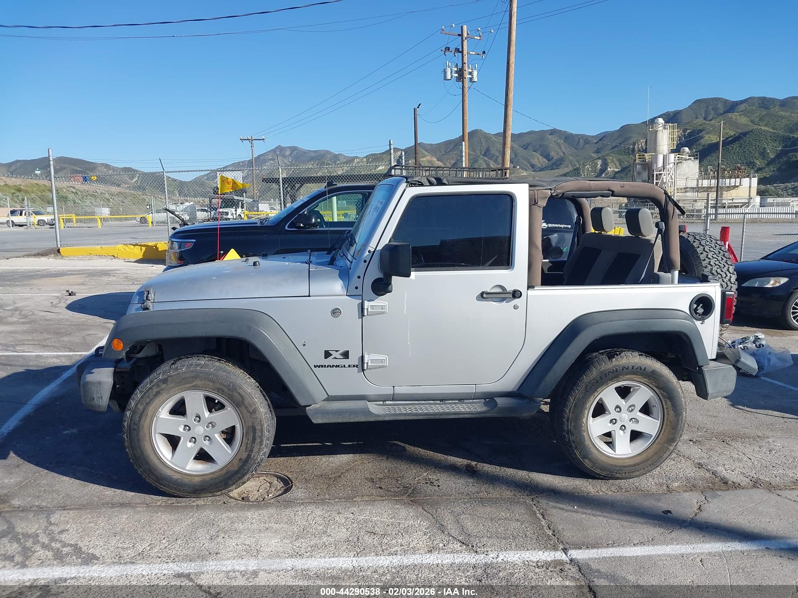 2008 Jeep Wrangler X Серебряный vin: 1J4FA24138L595632