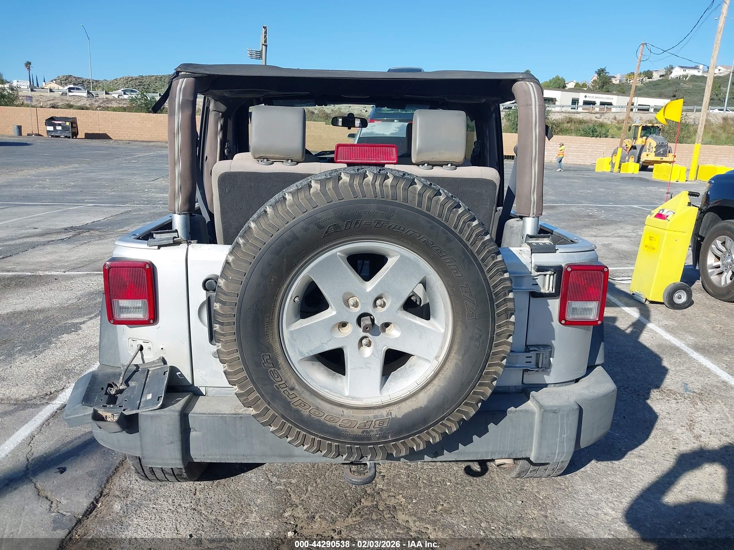 2008 Jeep Wrangler X Серебряный vin: 1J4FA24138L595632