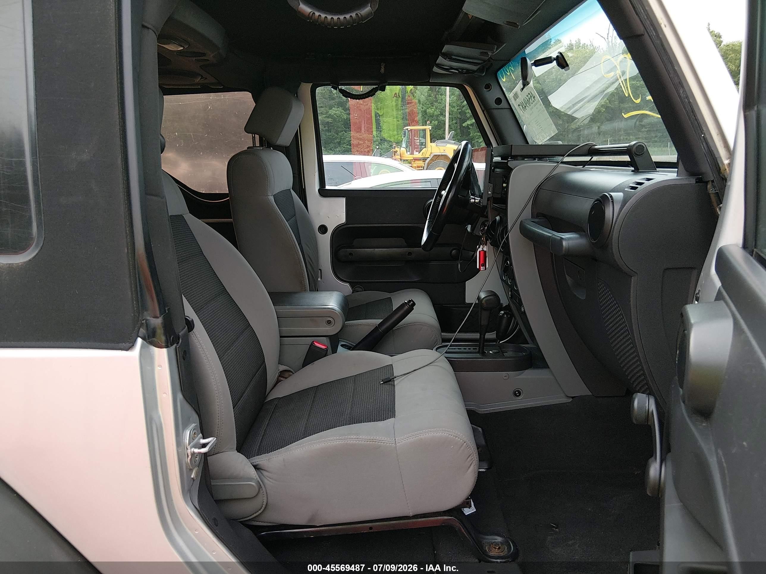 2008 Jeep Wrangler X Серебряный vin: 1J4FA24178L516026