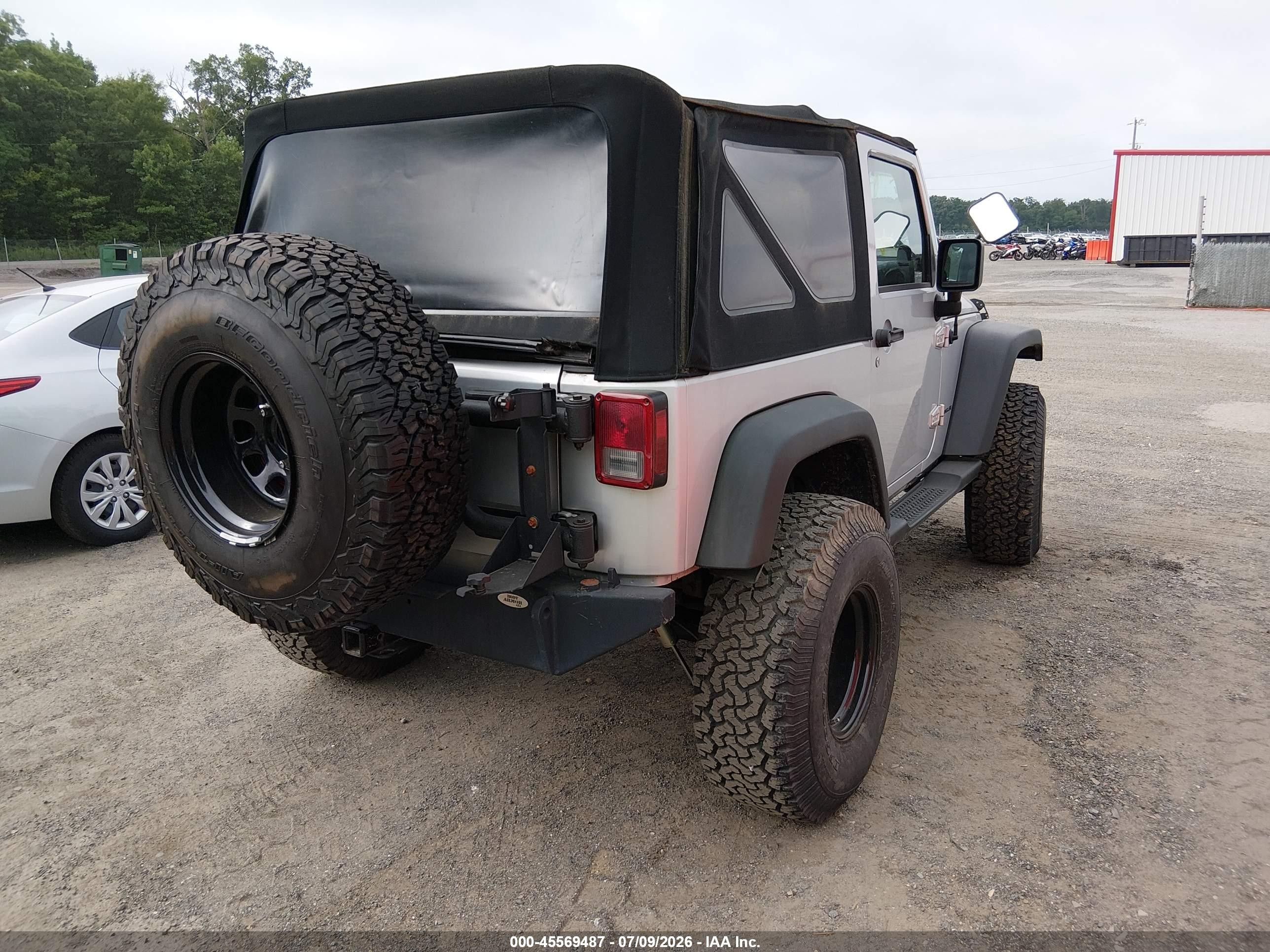 2008 Jeep Wrangler X Серебряный vin: 1J4FA24178L516026