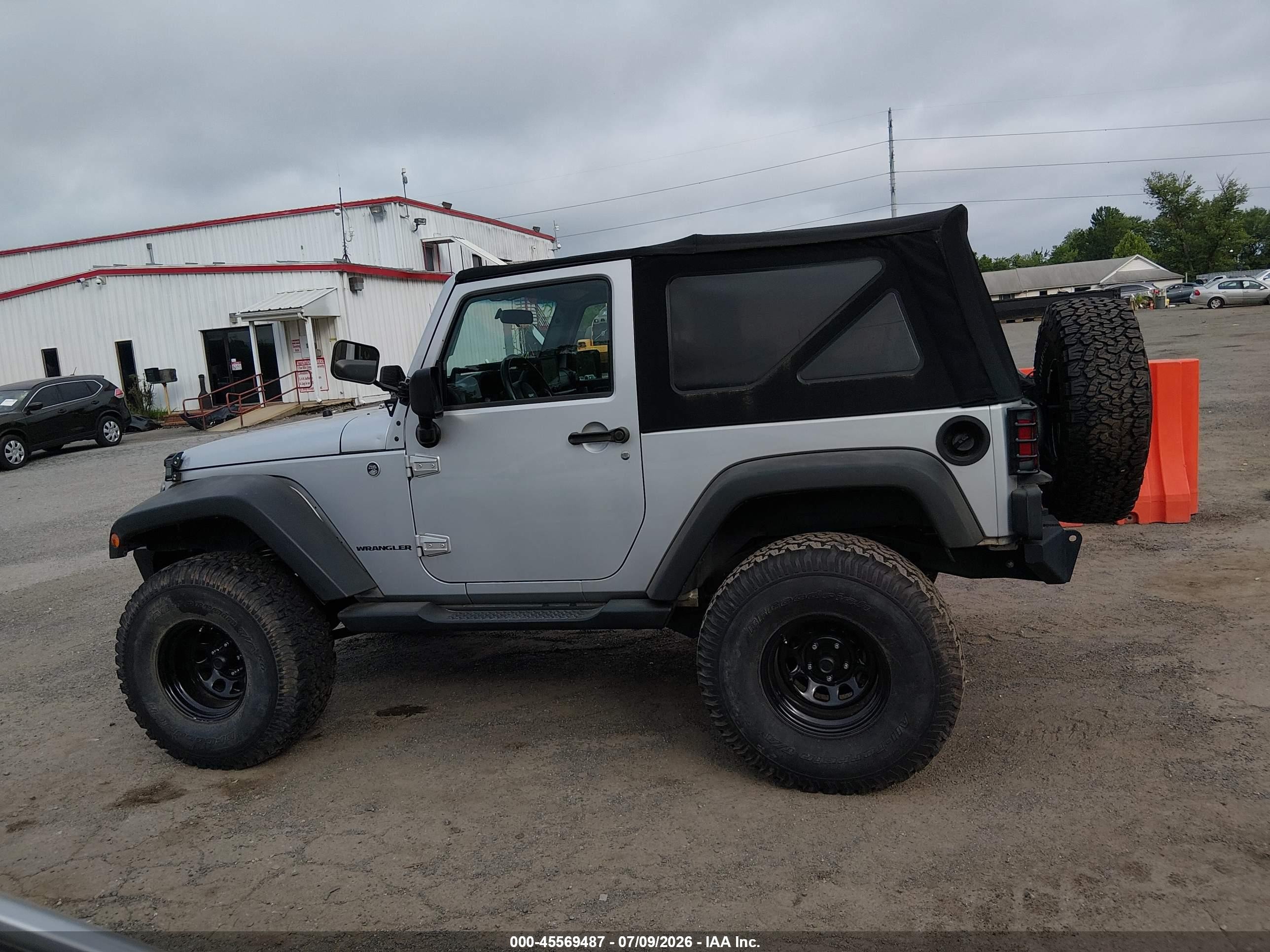 2008 Jeep Wrangler X Серебряный vin: 1J4FA24178L516026