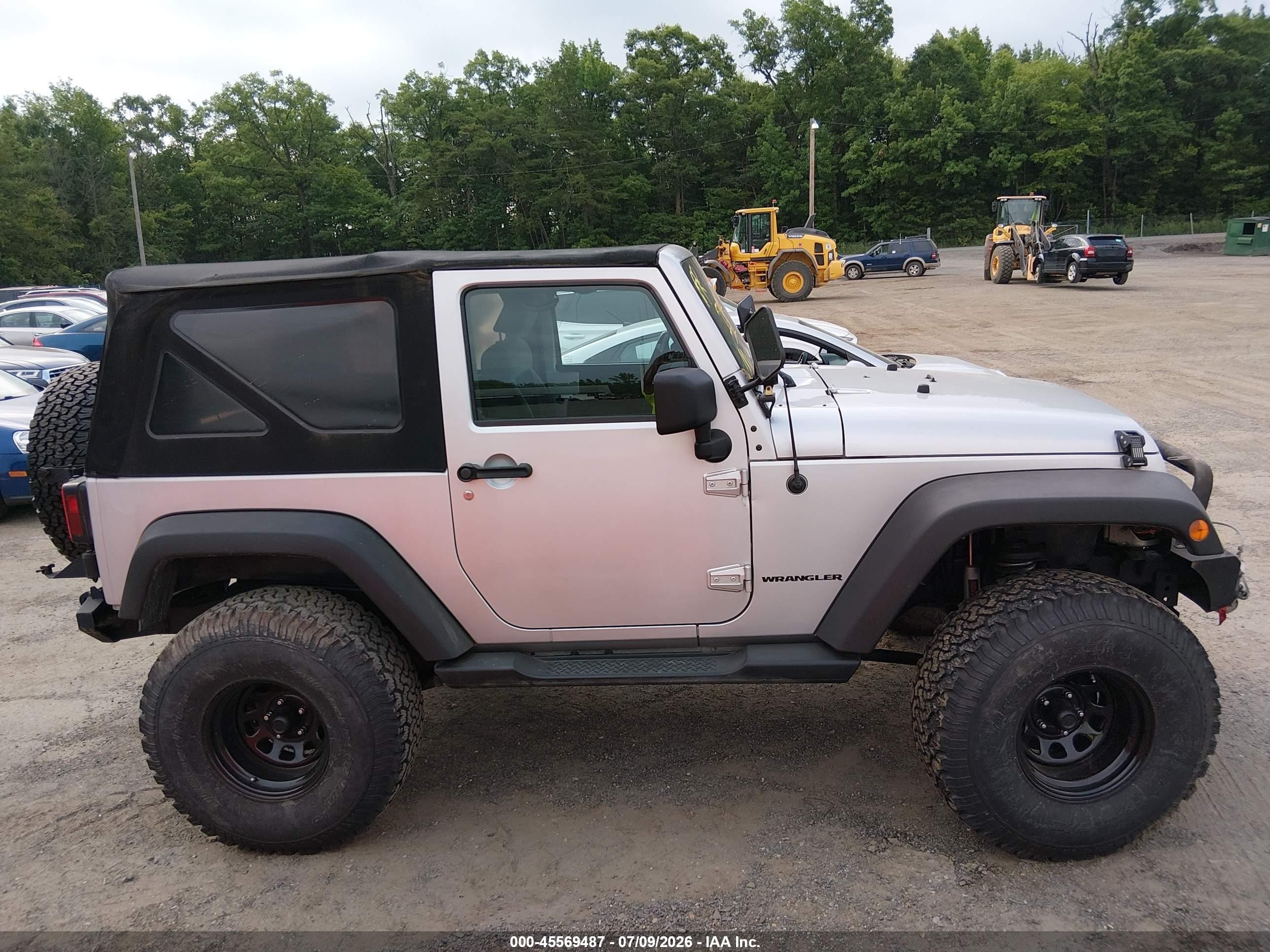 2008 Jeep Wrangler X Серебряный vin: 1J4FA24178L516026