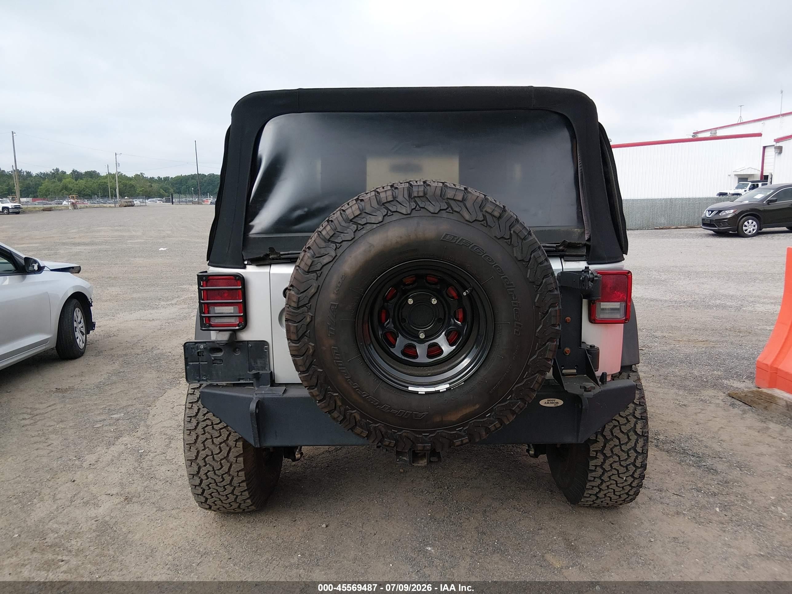 2008 Jeep Wrangler X Серебряный vin: 1J4FA24178L516026