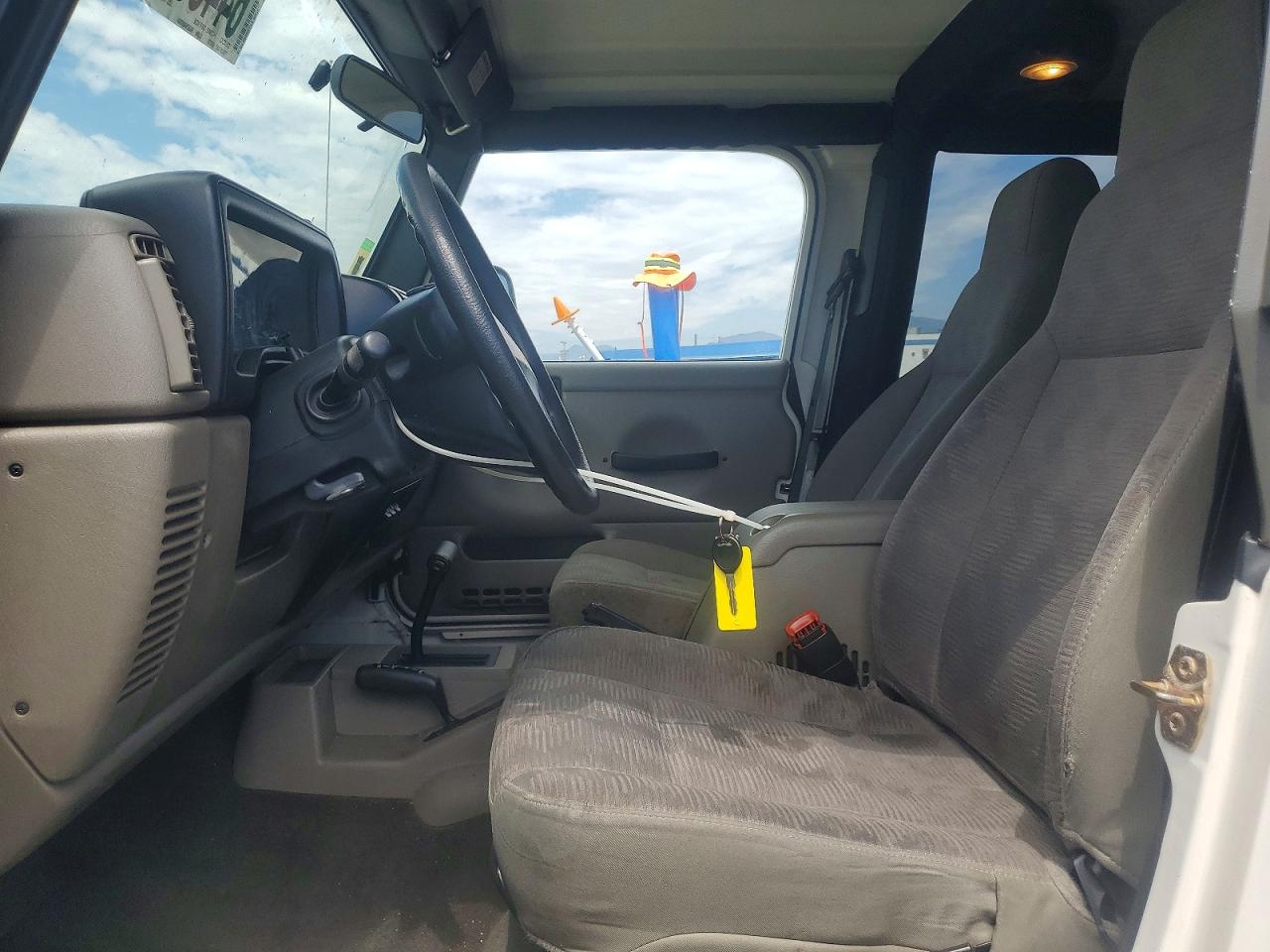 2005 Jeep Wrangler X White vin: 1J4FA39S15P359184