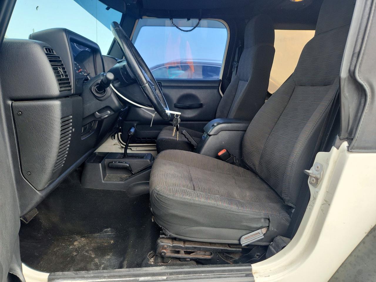 2005 Jeep Wrangler X White vin: 1J4FA39S35P337557