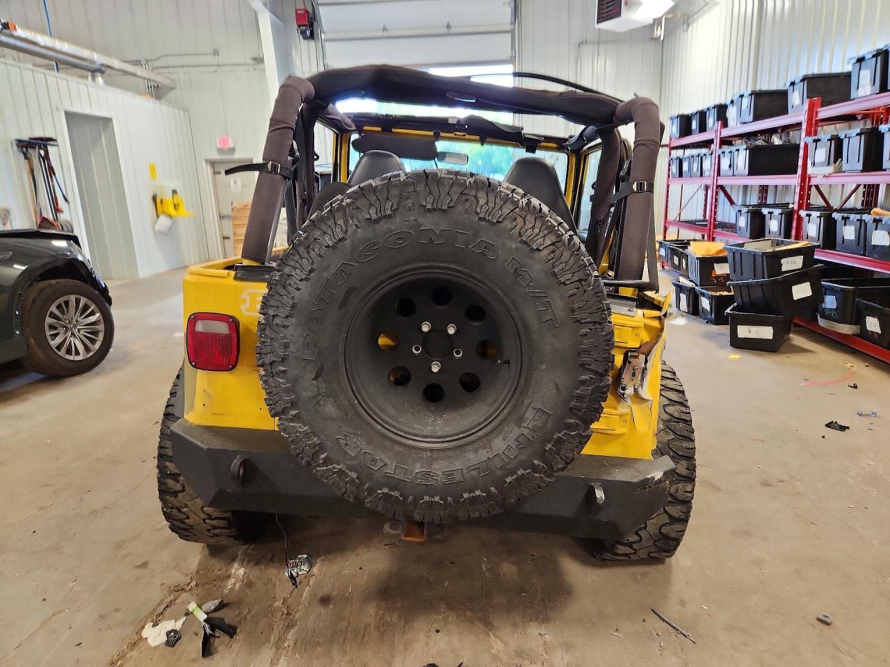 2000 Jeep Wrangler / Tj Sport Yellow vin: 1J4FA49S2YP786299