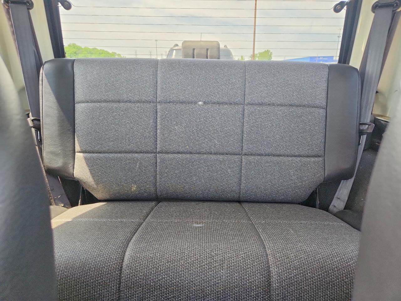 2000 Jeep Wrangler / Tj Sport Серебряный vin: 1J4FA49S7YP782183