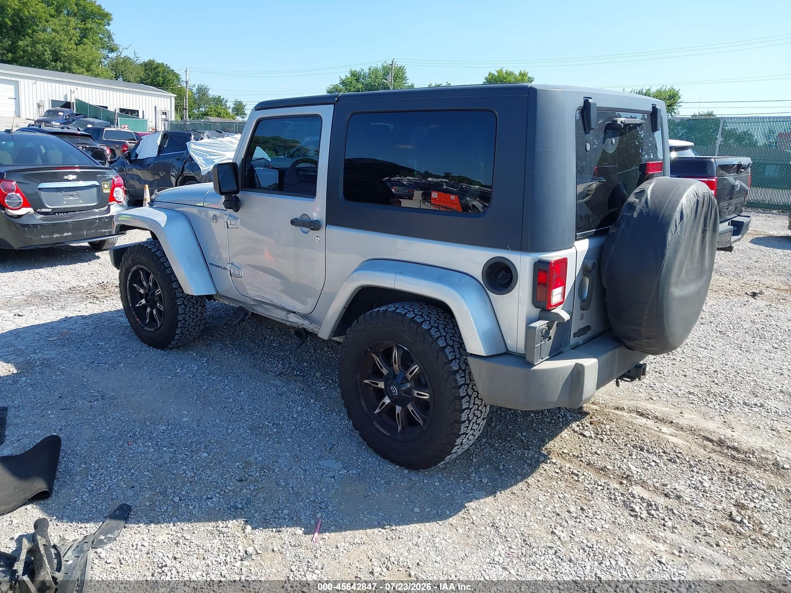 2007 Jeep Wrangler Sahara Silver vin: 1J4FA54167L199081
