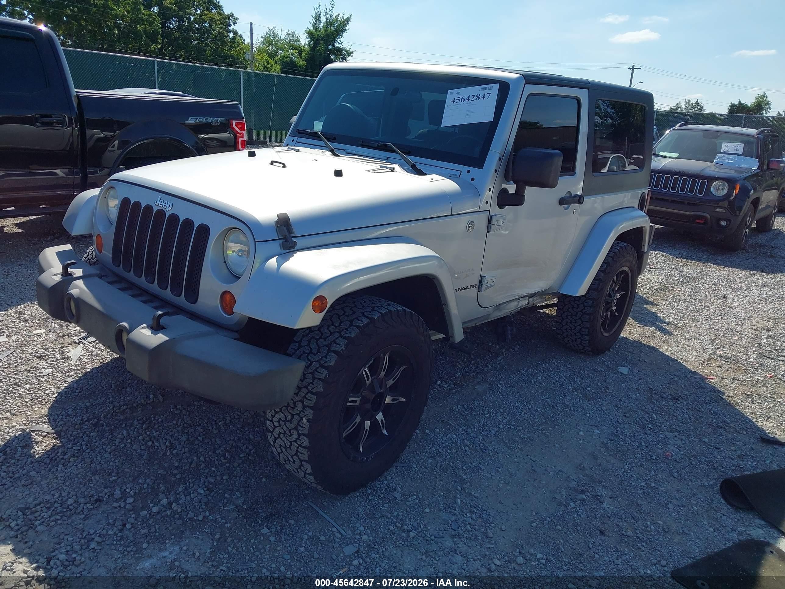 2007 Jeep Wrangler Sahara Silver vin: 1J4FA54167L199081
