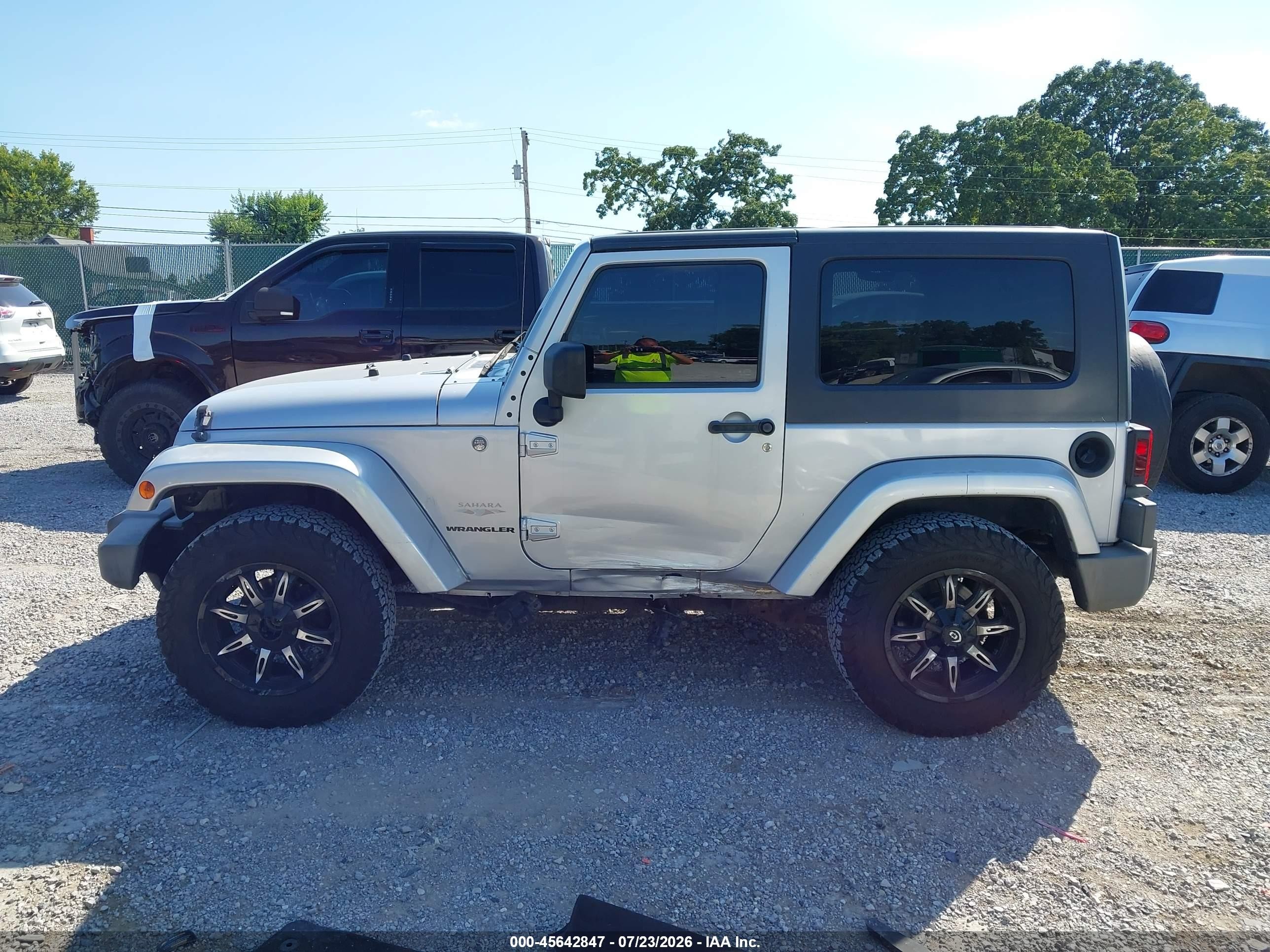 2007 Jeep Wrangler Sahara Silver vin: 1J4FA54167L199081