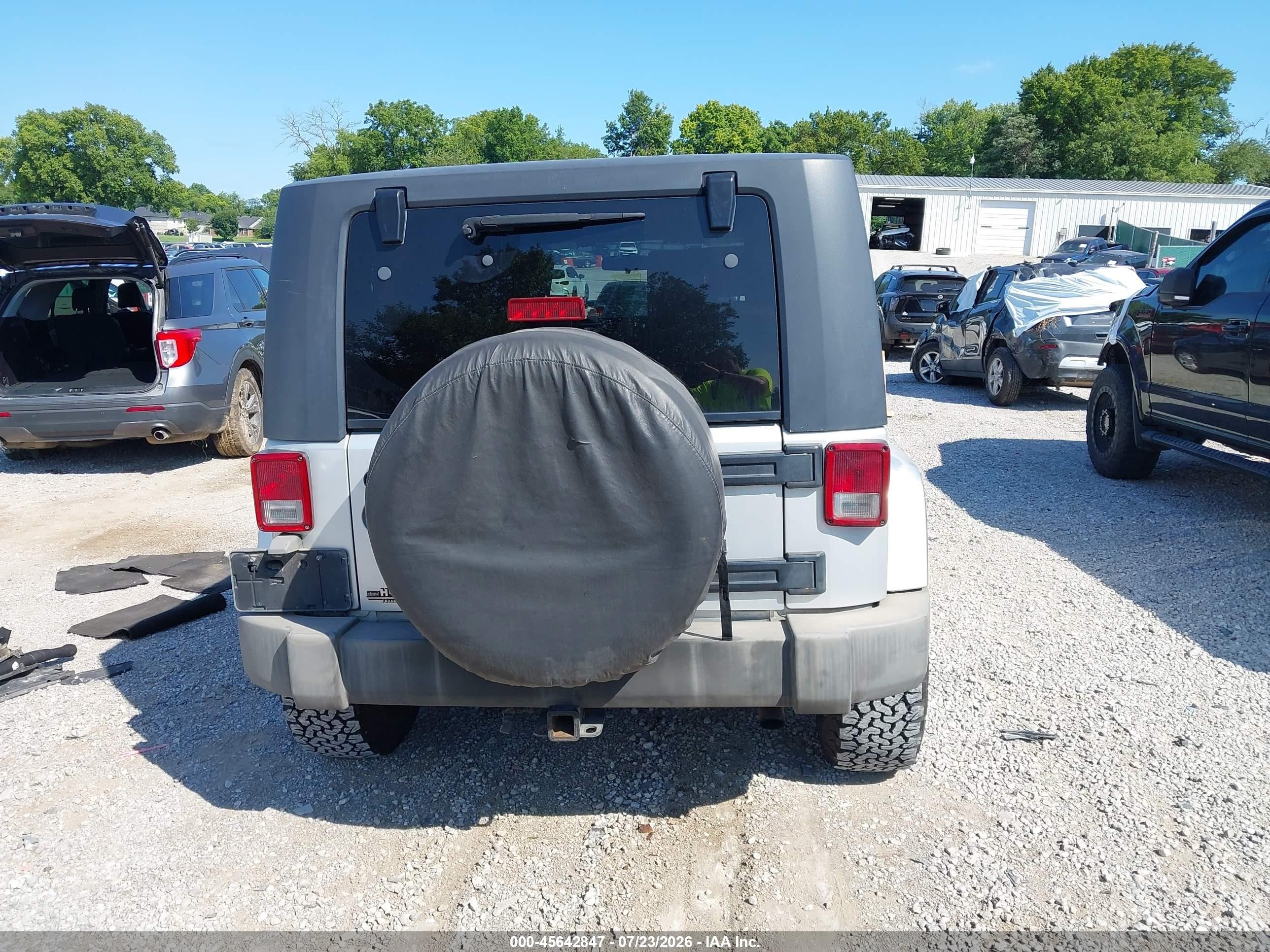 2007 Jeep Wrangler Sahara Silver vin: 1J4FA54167L199081