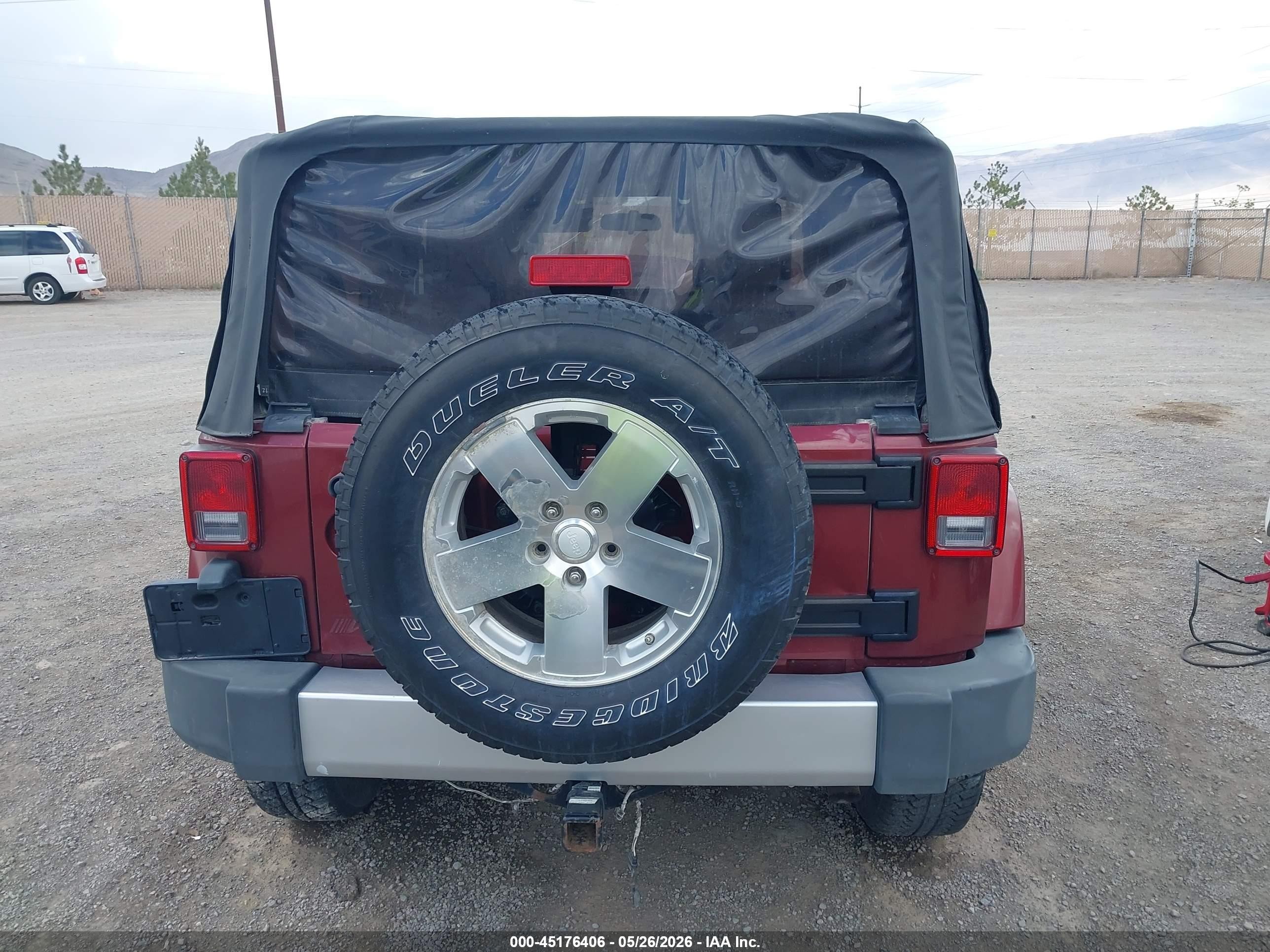 2008 Jeep Wrangler Sahara Burgundy vin: 1J4FA54168L569382