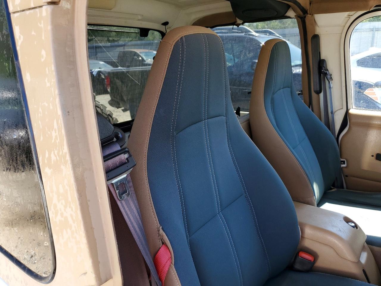 2002 Jeep Wrangler / Tj Sahara White vin: 1J4FA59S12P731775
