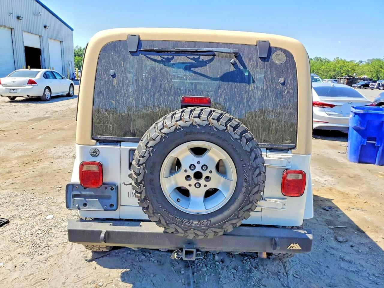2002 Jeep Wrangler / Tj Sahara White vin: 1J4FA59S12P731775