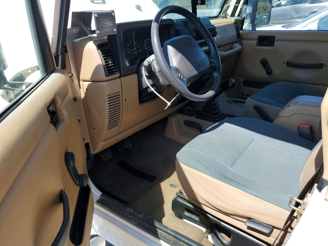 2002 Jeep Wrangler / Tj Sahara White vin: 1J4FA59S12P731775
