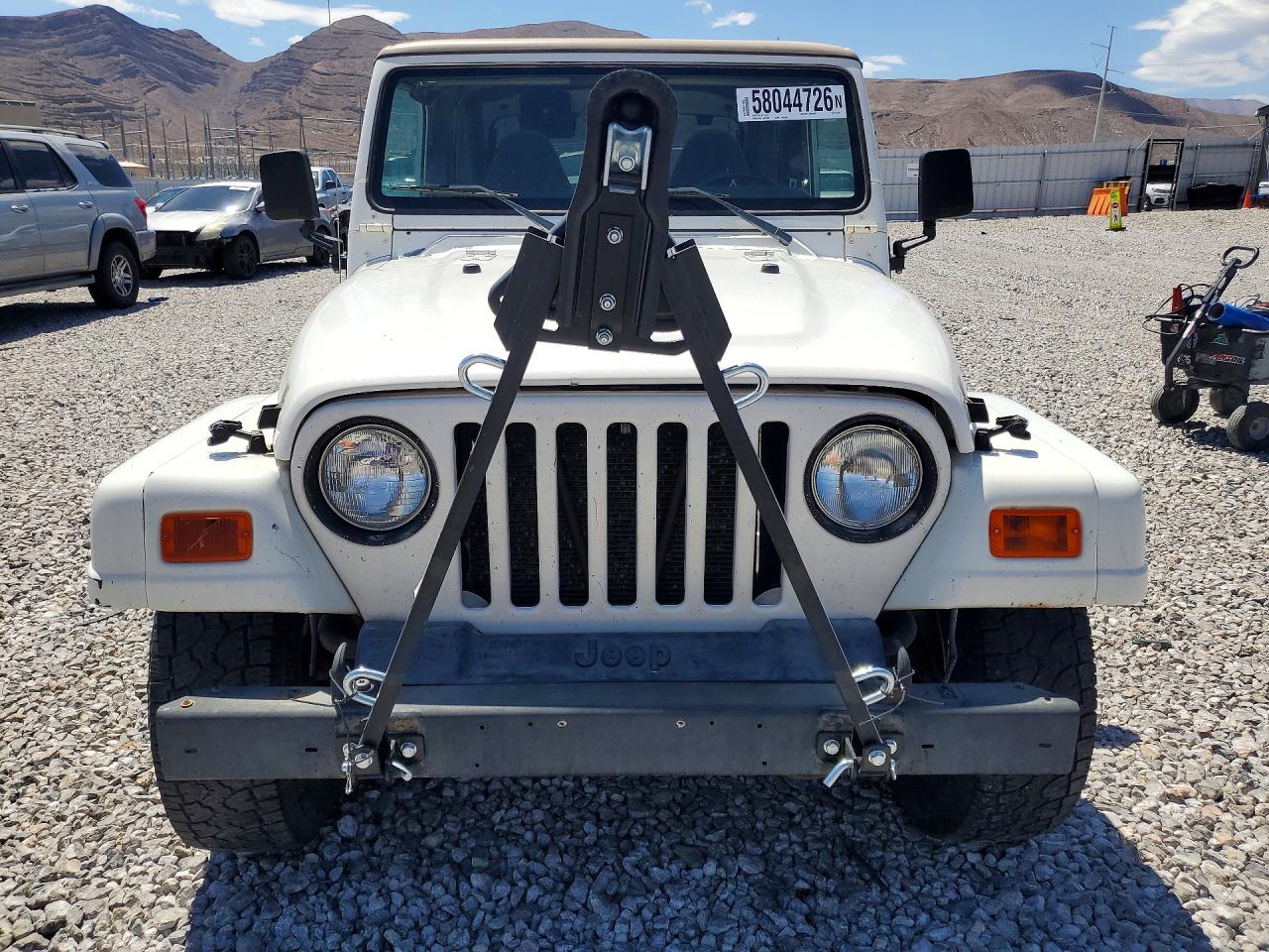2002 Jeep Wrangler / Tj Sahara White vin: 1J4FA59S12P768194