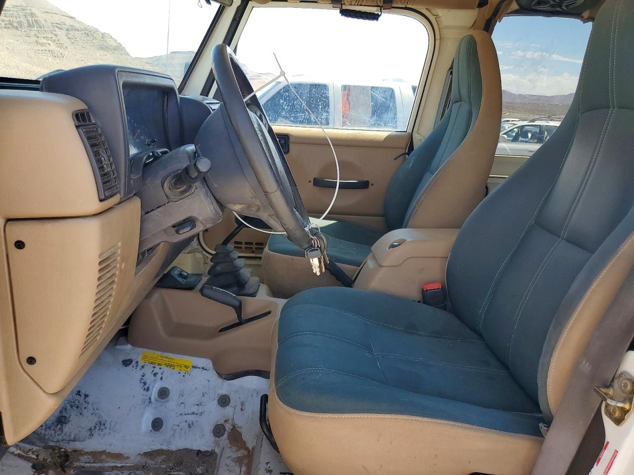 2002 Jeep Wrangler / Tj Sahara White vin: 1J4FA59S12P768194
