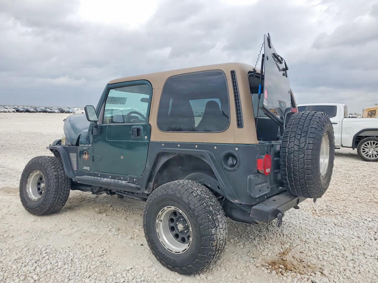 2001 Jeep Wrangler / Tj Sahara Green vin: 1J4FA59S51P335217