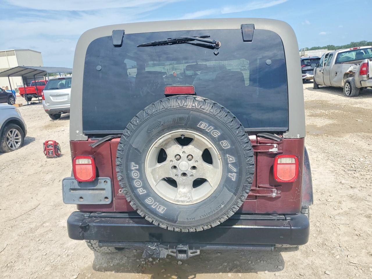 2003 Jeep Wrangler / Tj Sahara Maroon vin: 1J4FA59S73P352281