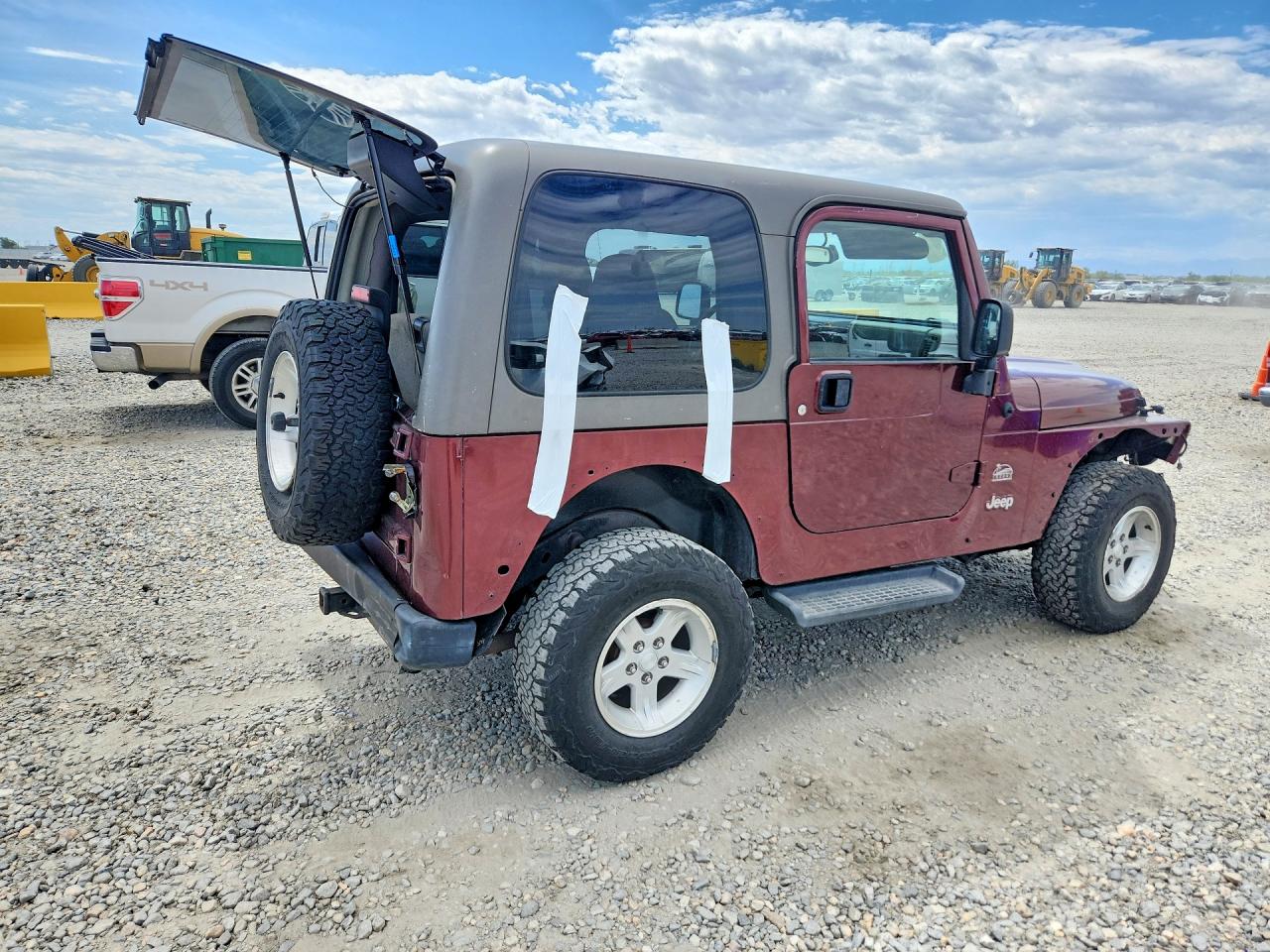 2004 Jeep Wrangler / Tj Sahara Burgundy vin: 1J4FA59S84P703457
