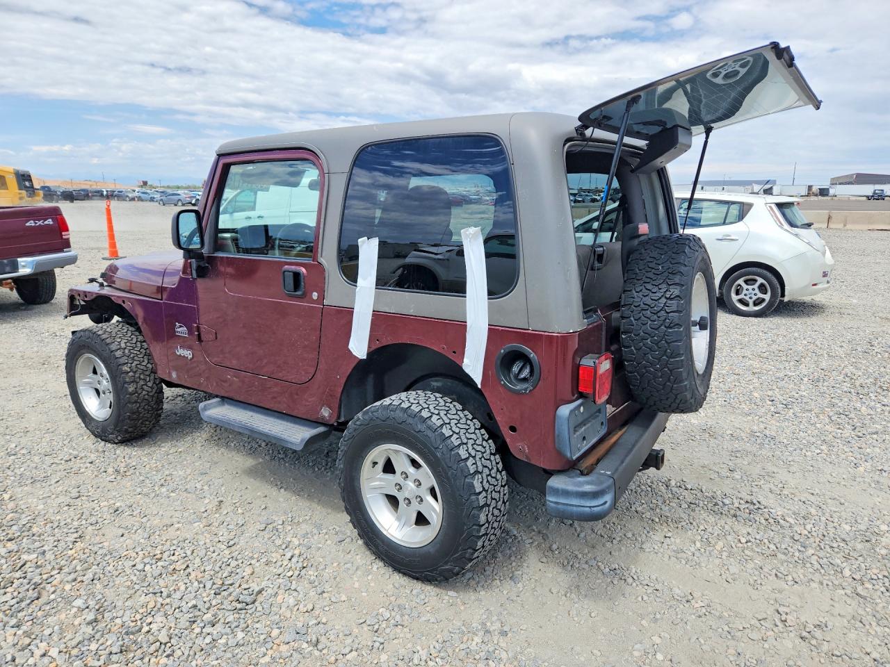 2004 Jeep Wrangler / Tj Sahara Burgundy vin: 1J4FA59S84P703457