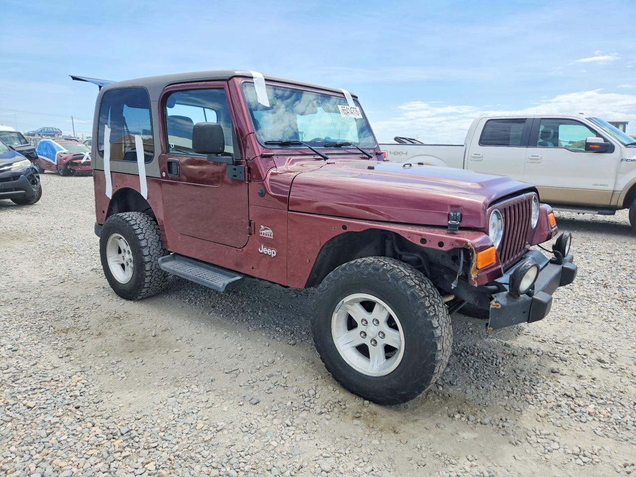 2004 Jeep Wrangler / Tj Sahara Burgundy vin: 1J4FA59S84P703457