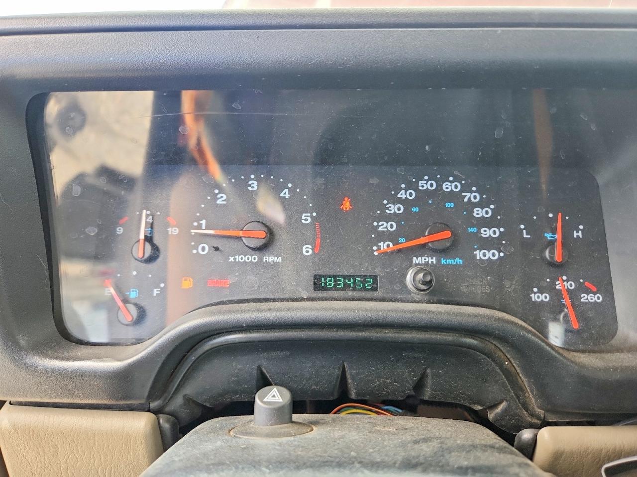 2004 Jeep Wrangler / Tj Sahara Burgundy vin: 1J4FA59S84P703457
