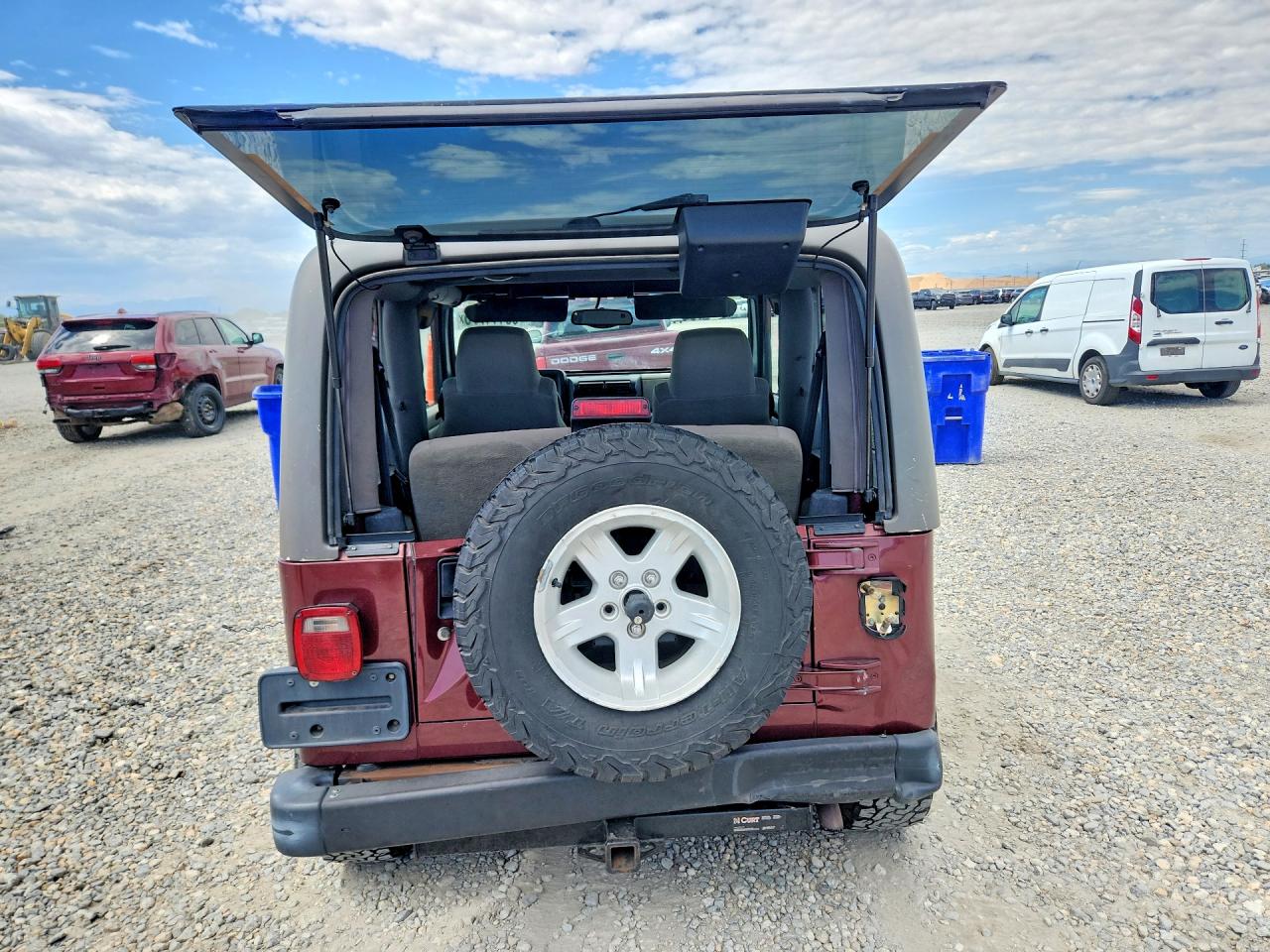 2004 Jeep Wrangler / Tj Sahara Burgundy vin: 1J4FA59S84P703457