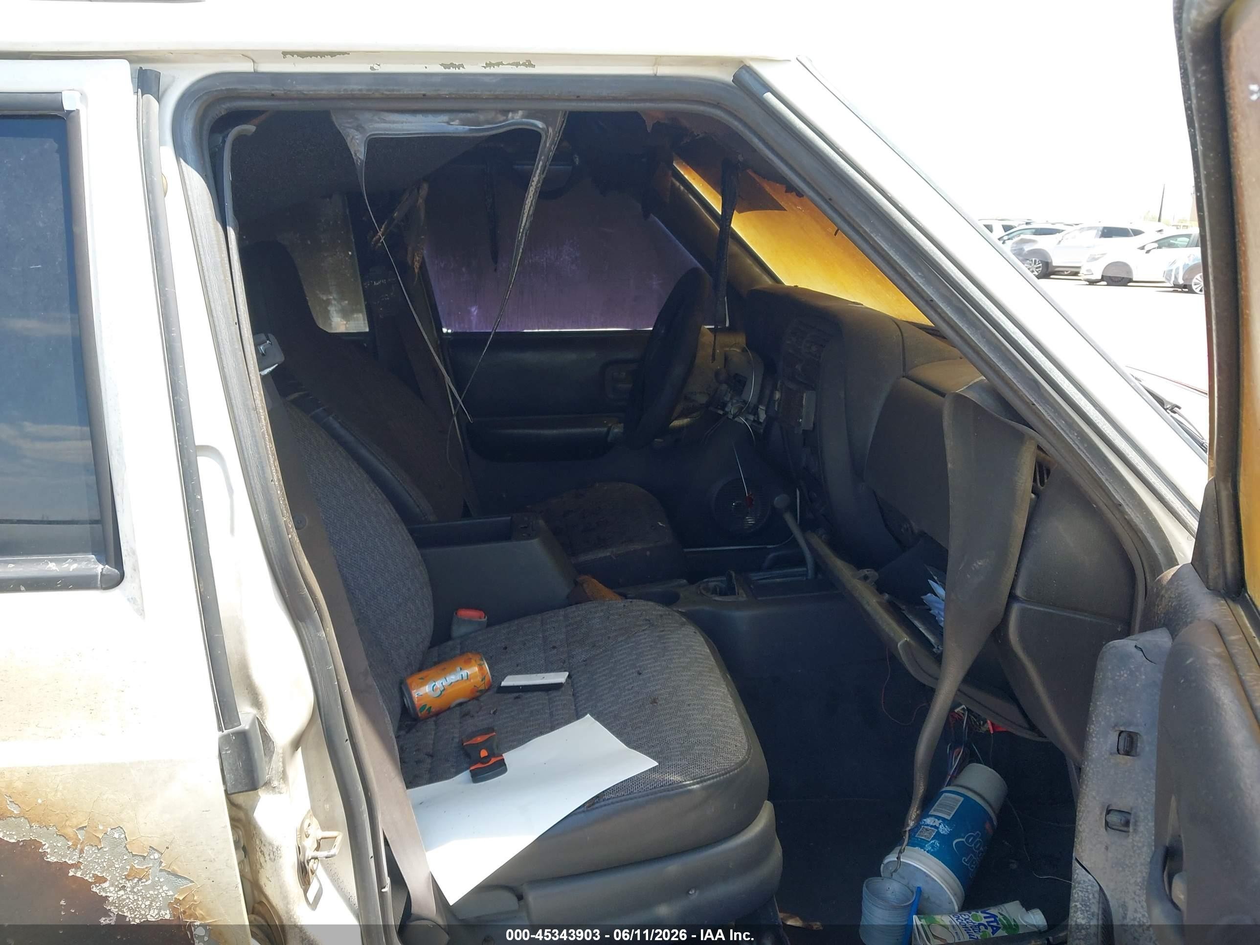 2000 Jeep Cherokee Sport White vin: 1J4FF48S0YL219888