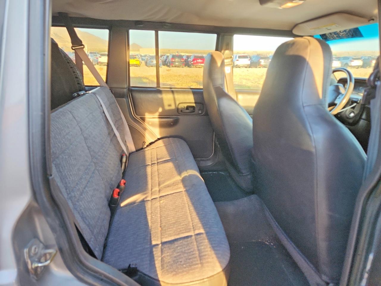 2001 Jeep Cherokee Sport Silver vin: 1J4FF48S21L564412
