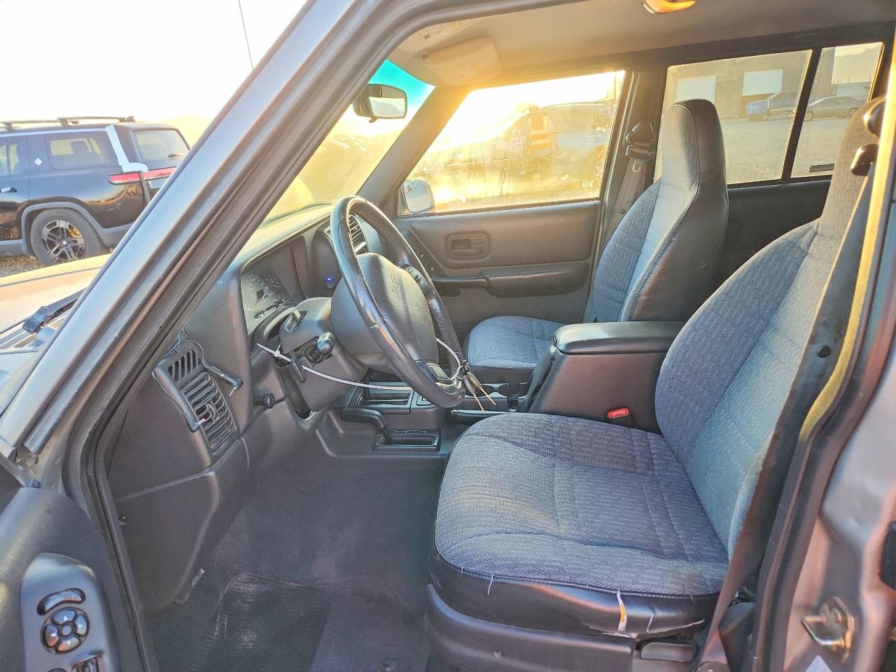 2001 Jeep Cherokee Sport Silver vin: 1J4FF48S21L564412