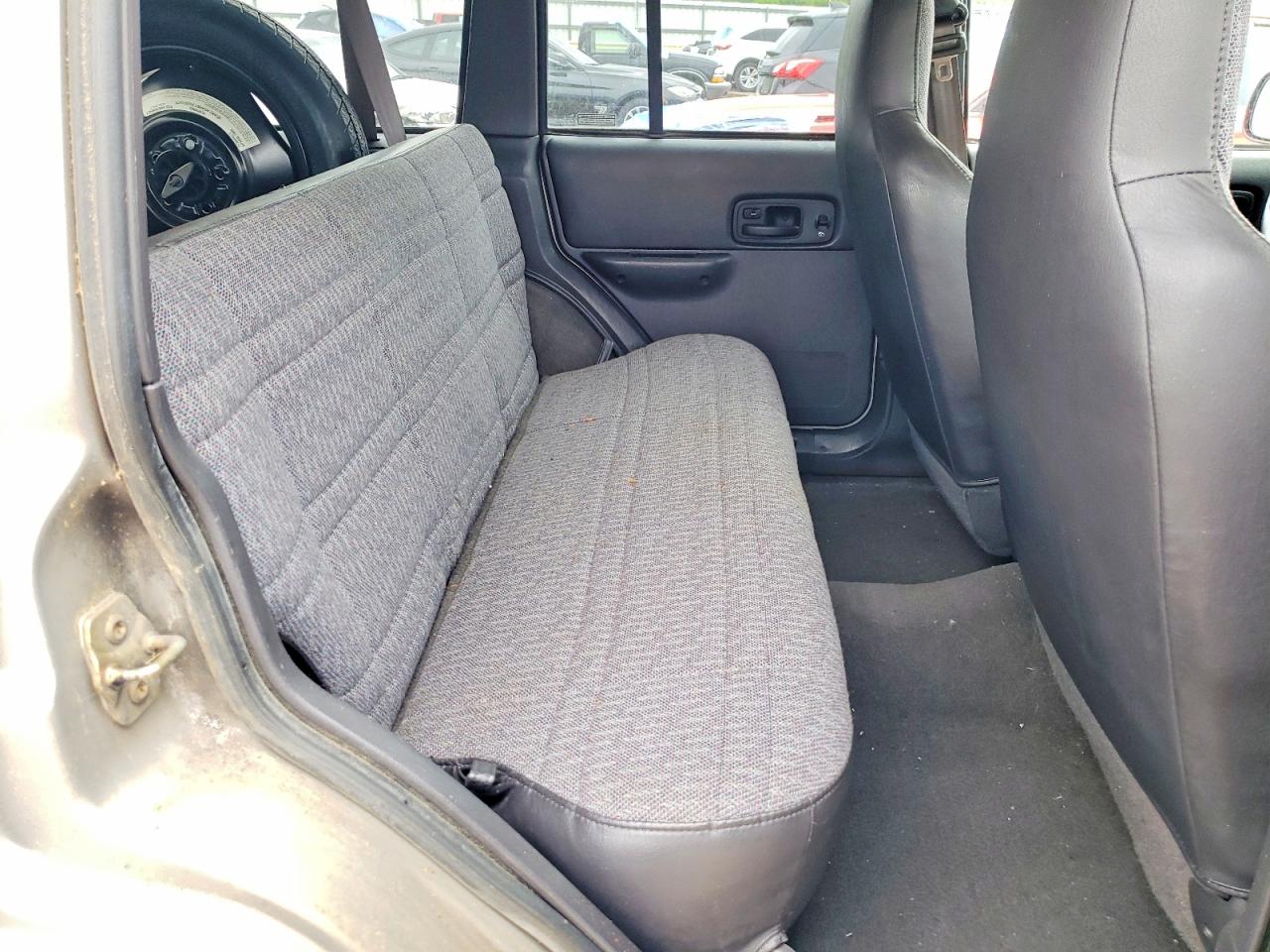 2000 Jeep Cherokee Sport Silver vin: 1J4FF48S2YL159631