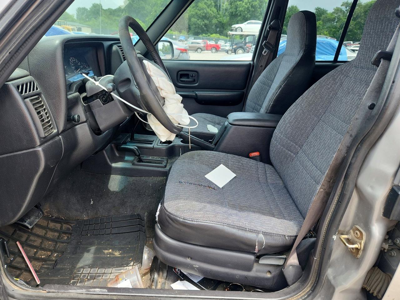 2000 Jeep Cherokee Sport Silver vin: 1J4FF48S3YL196574