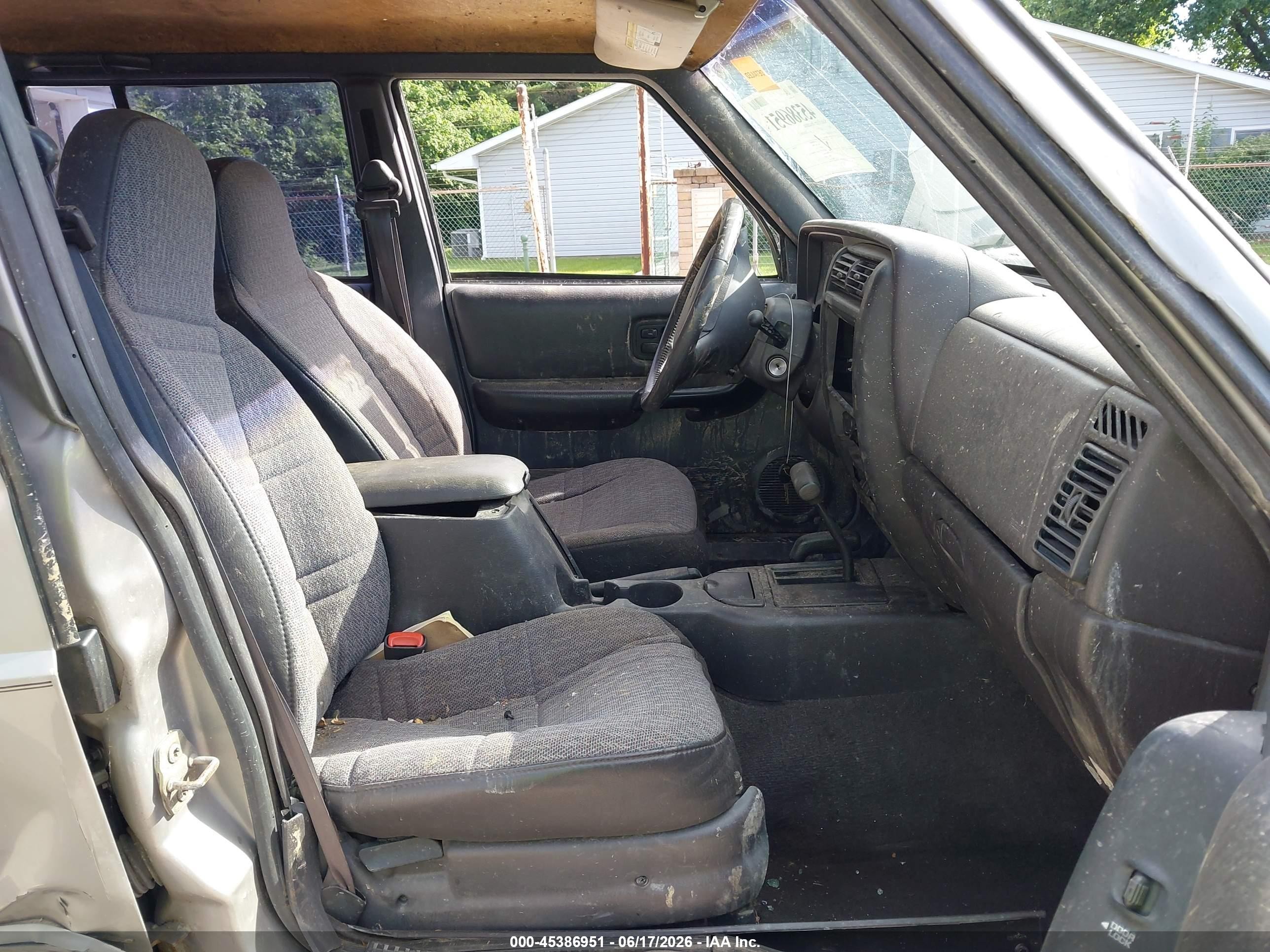 2001 Jeep Cherokee Sport Silver vin: 1J4FF48S61L564638