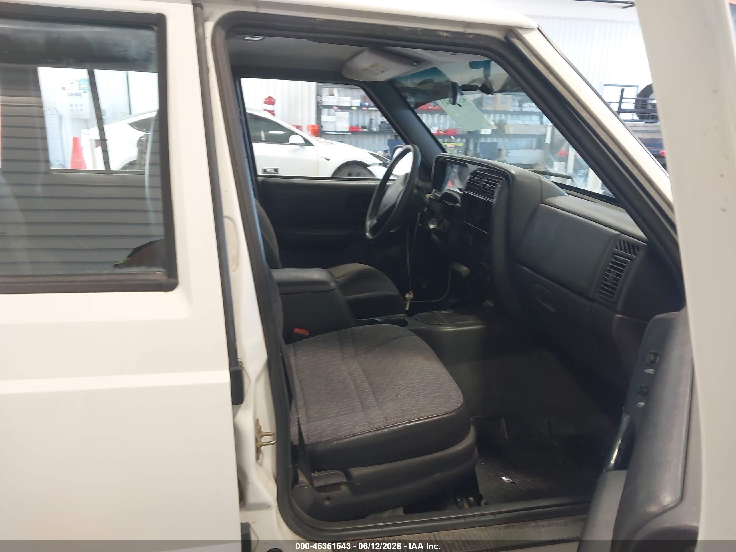 2001 Jeep Cherokee Sport White vin: 1J4FF48SX1L585525