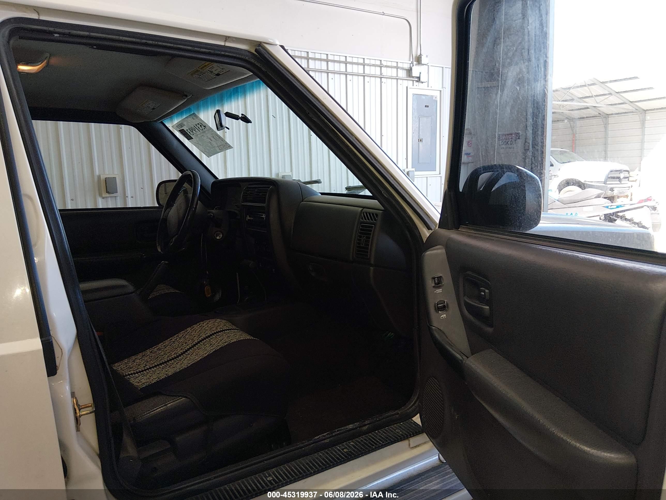 2000 Jeep Cherokee Classic White vin: 1J4FF58S3YL211483