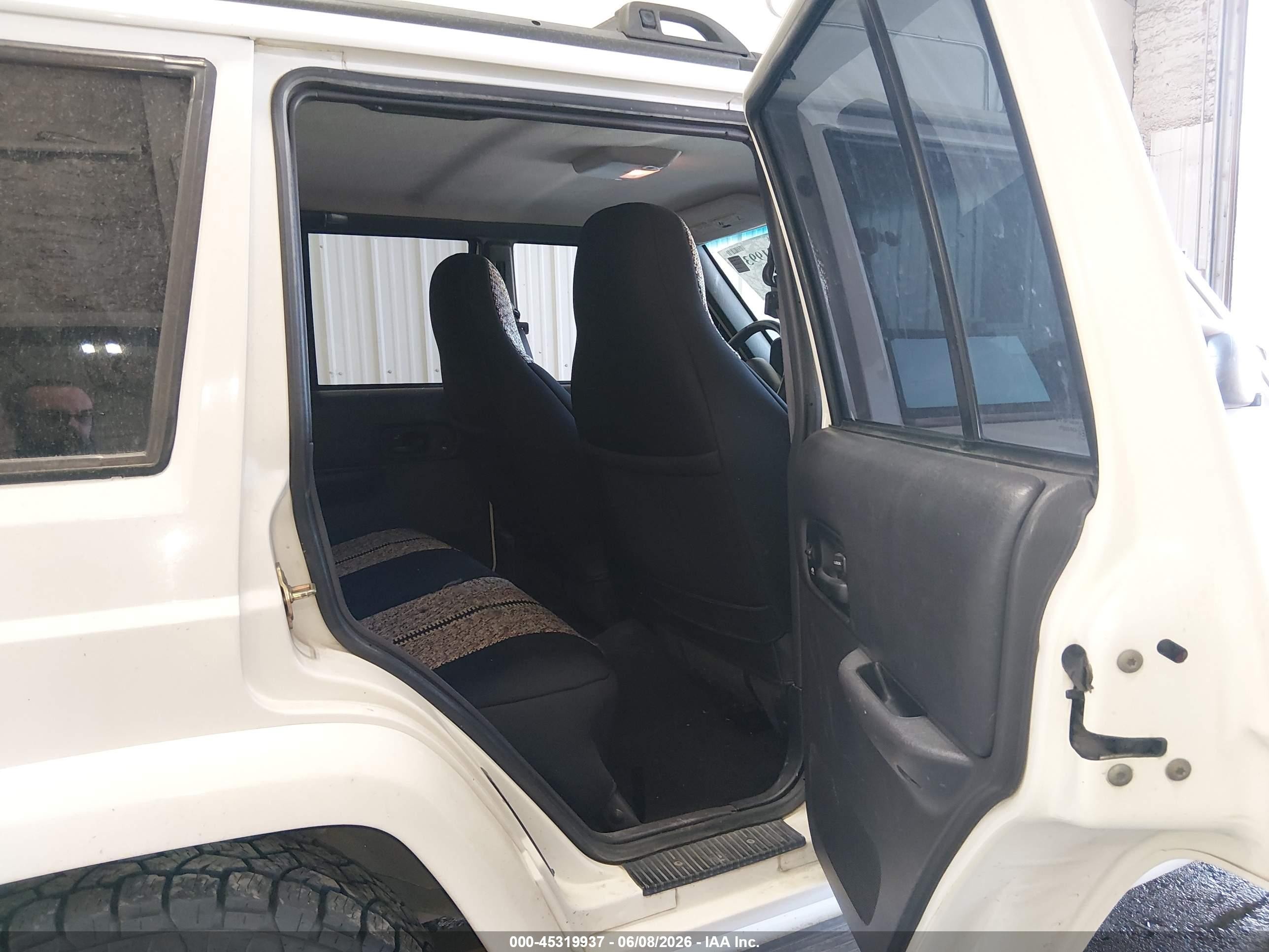 2000 Jeep Cherokee Classic White vin: 1J4FF58S3YL211483