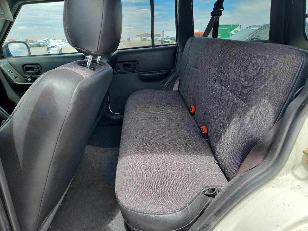 2000 Jeep Cherokeecl White vin: 1J4FF58S5YL151237