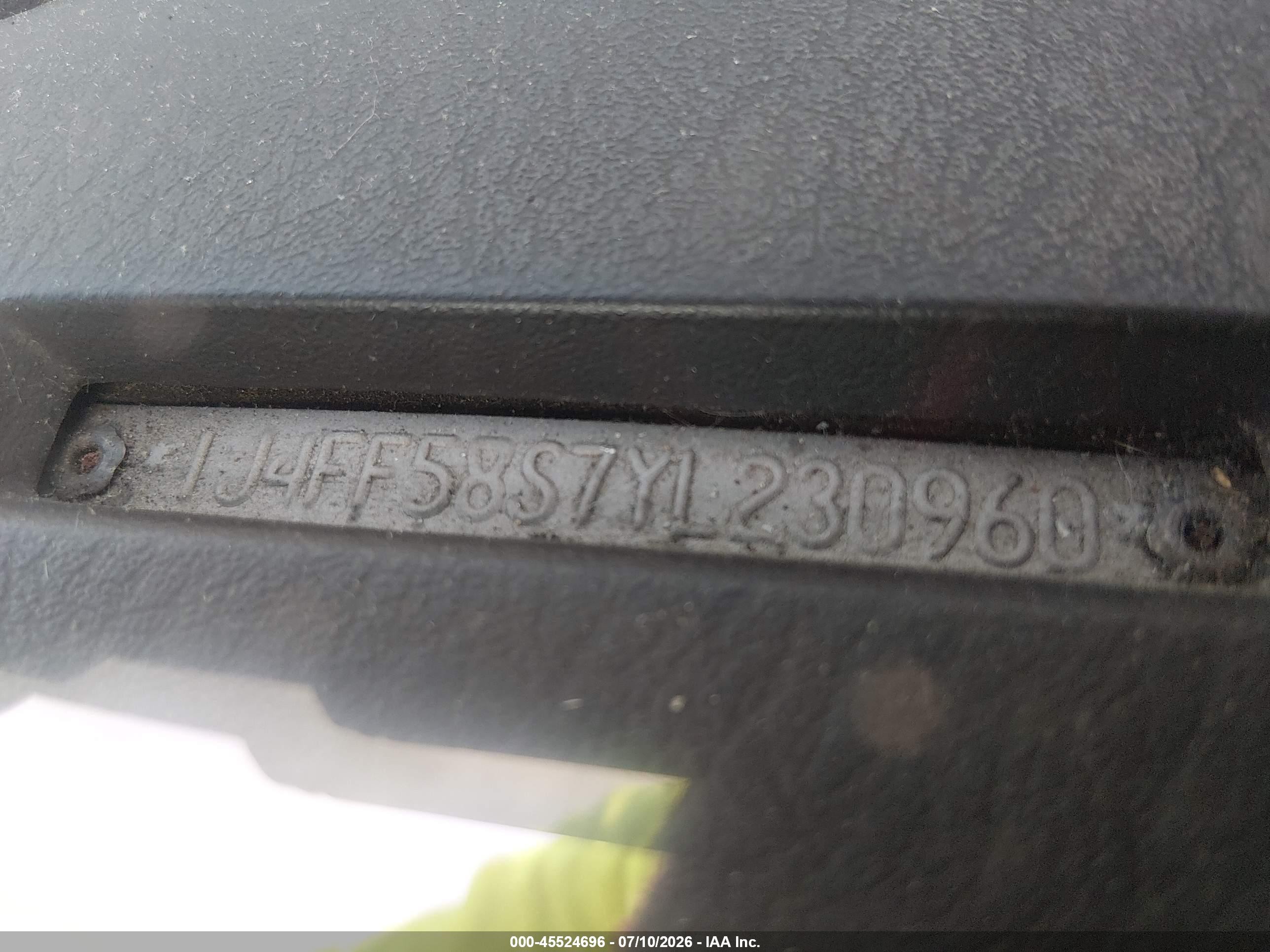 2000 Jeep Cherokee Classic Black vin: 1J4FF58S7YL230960