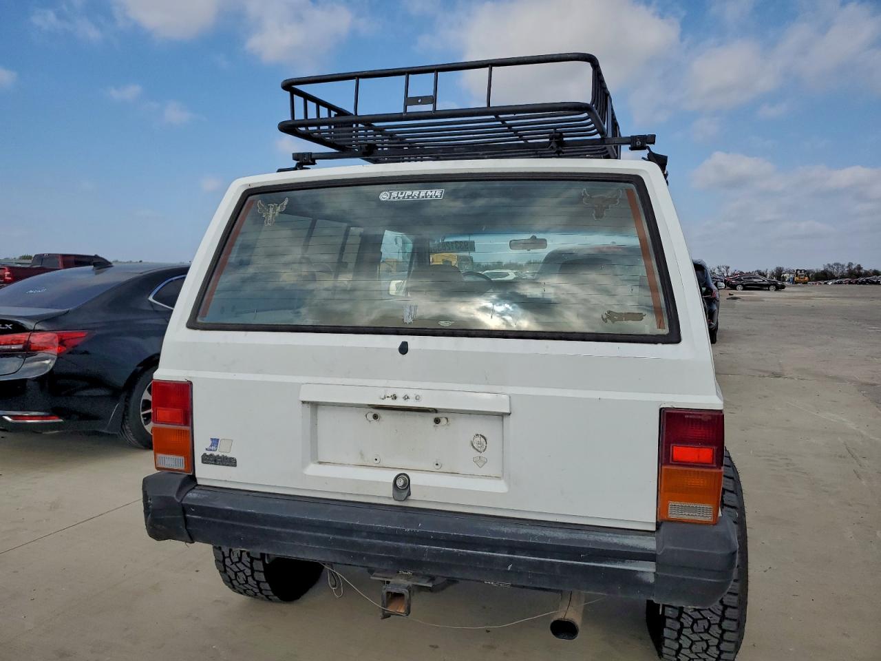 1992 Jeep Cherokee White vin: 1J4FJ27S8NL230735