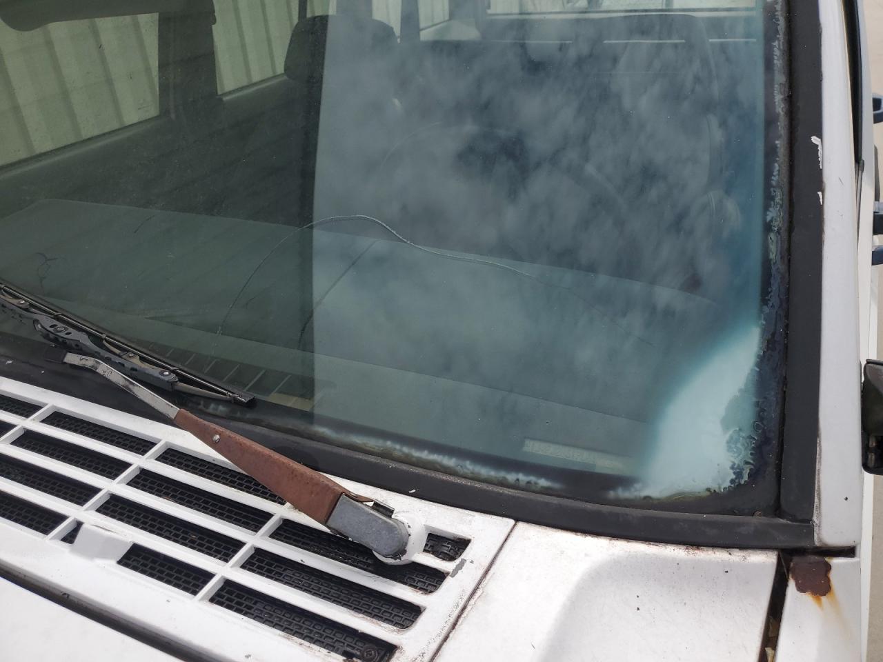 1993 Jeep Cherokee White vin: 1J4FJ28S1PL612235 Damage: Windshield, Broken, Replacement Required
