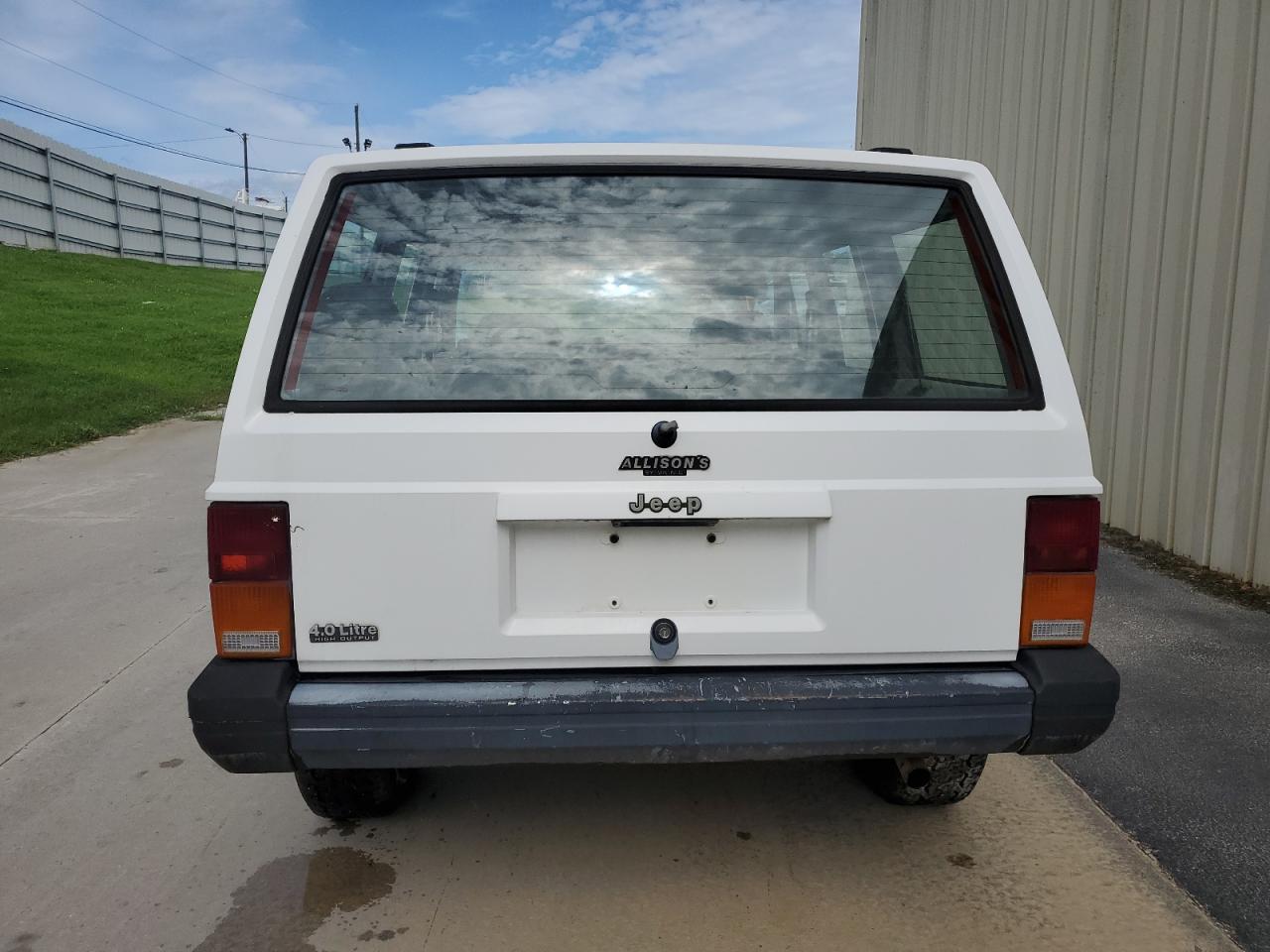 1993 Jeep Cherokee White vin: 1J4FJ28S1PL612235 Damage: Rear Metal Bumper Painted, Multiple Scratches Heavy, 3