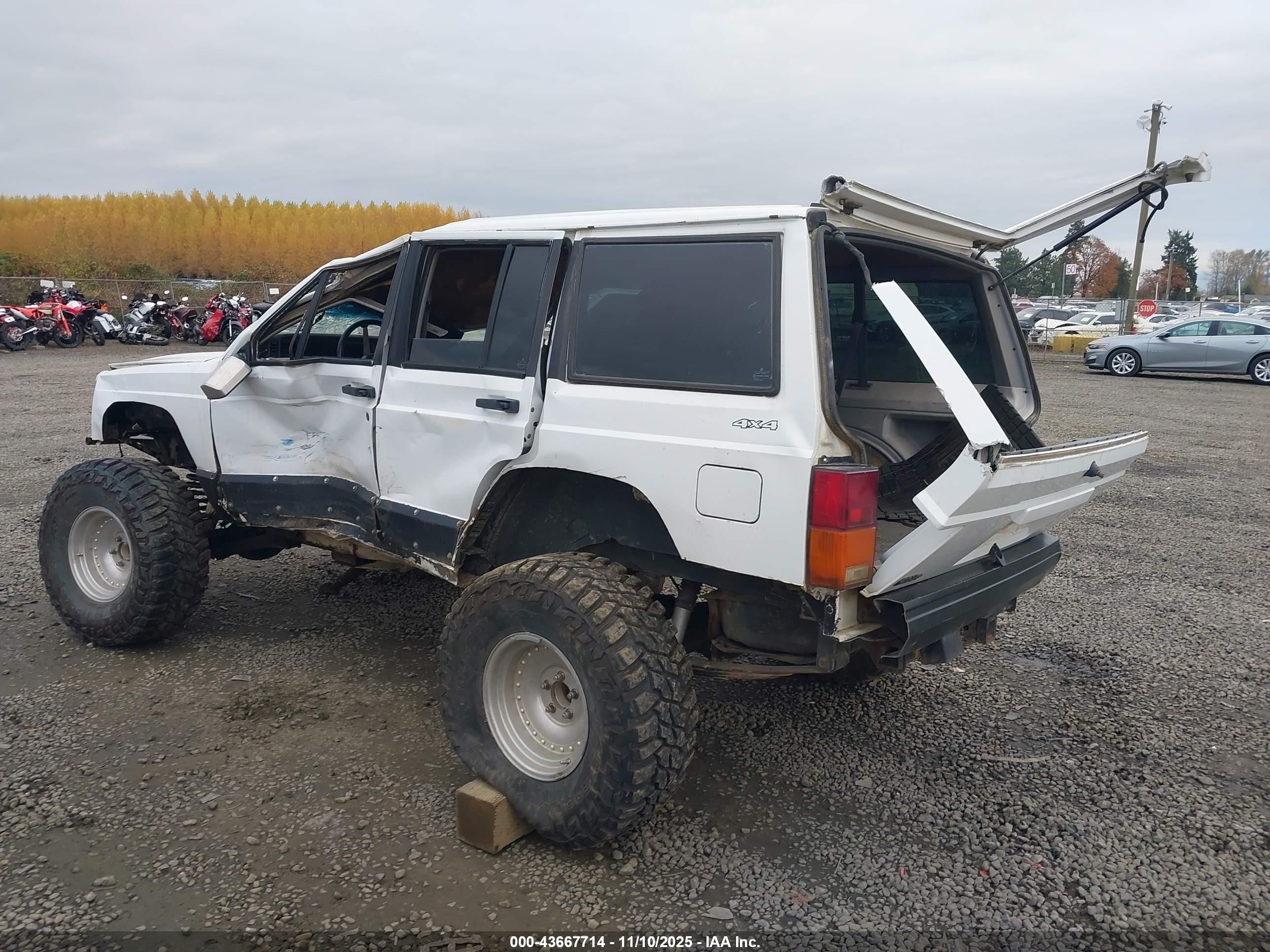 1993 Jeep Cherokee   White vin: 1J4FJ28SXPL638283
