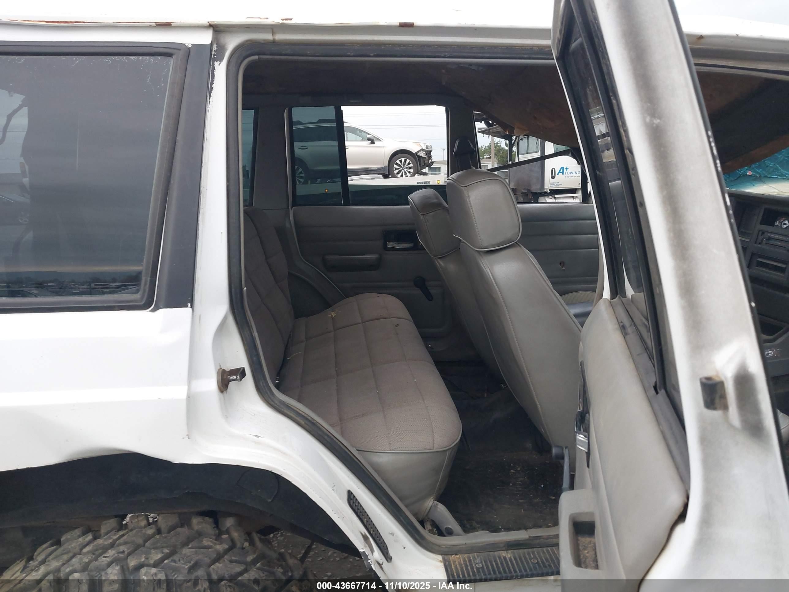 1993 Jeep Cherokee   White vin: 1J4FJ28SXPL638283