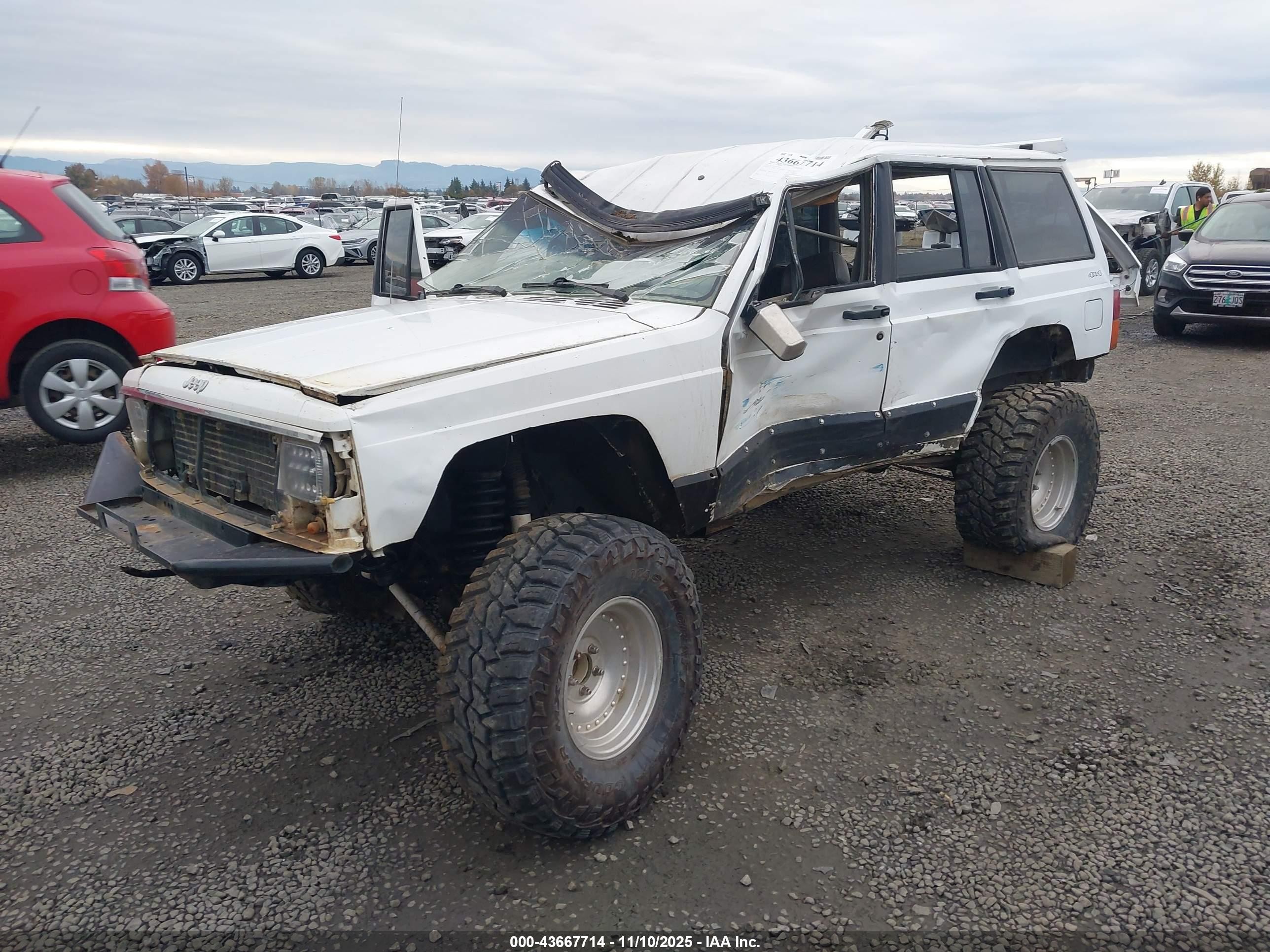 1993 Jeep Cherokee   White vin: 1J4FJ28SXPL638283