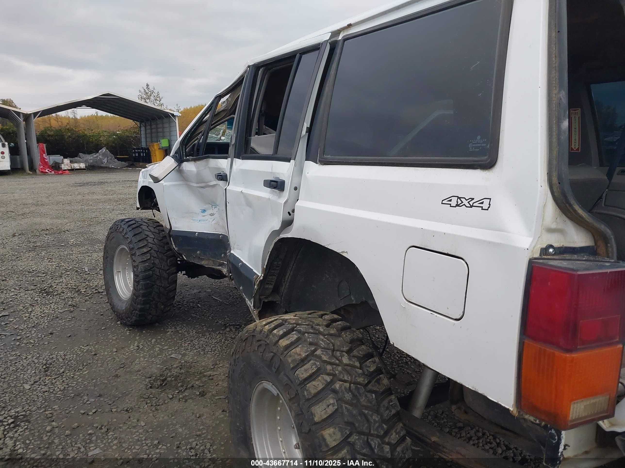 1993 Jeep Cherokee   White vin: 1J4FJ28SXPL638283