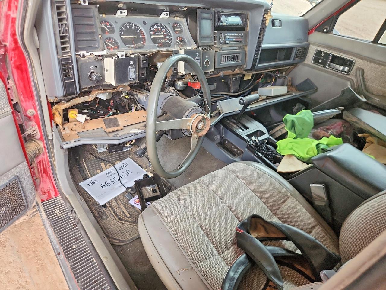1992 Jeep Cherokee Laredo Red vin: 1J4FJ58S4NL178620
