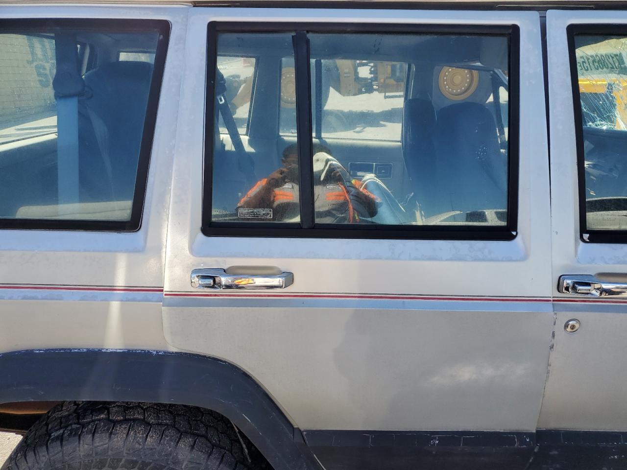 1992 Jeep Cherokee Laredo Серебряный vin: 1J4FJ58S4NL189567