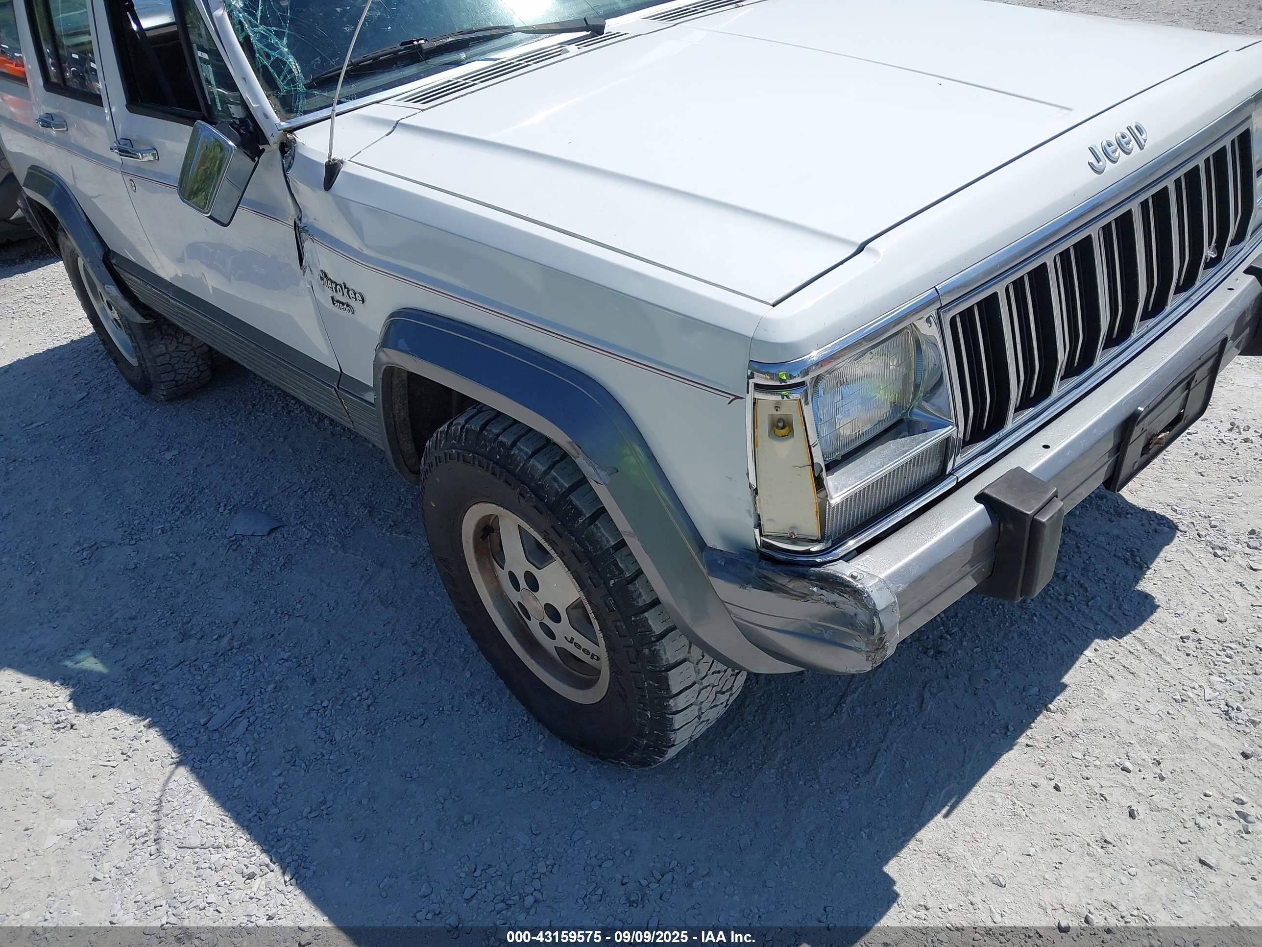 1992 Jeep Cherokee Laredo White vin: 1J4FJ58S8NL245994