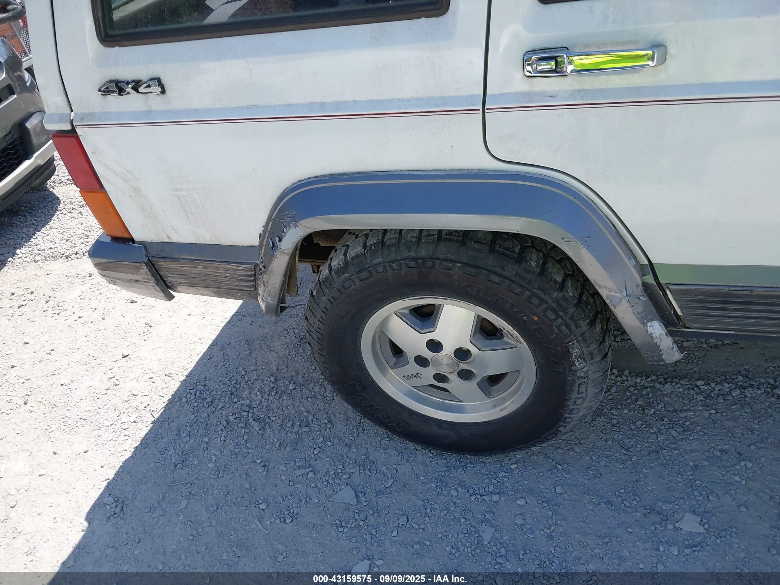 1992 Jeep Cherokee Laredo White vin: 1J4FJ58S8NL245994